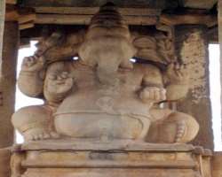 There are about 1600 monuments including The Stone Chariot, Sasivekalu Ganesha monument, and Virupaksha Temple There are about 1600 monuments including The Stone Chariot, Sasivekalu Ganesha monument, and Virupaksha Temple.